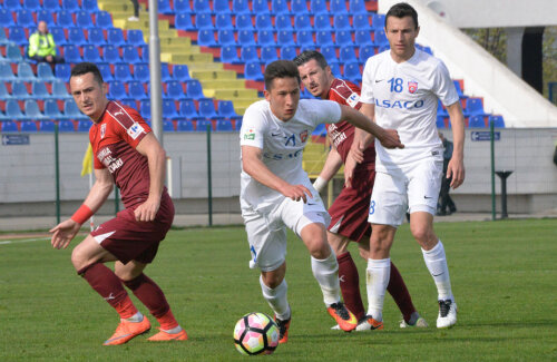 Moruţan (în alb, la minge) ar fi o soluţie pentru FCSB în ceea ce privește jucătorul eligibil pentru Under 21 // FOTO Ionuţ Tabultoc