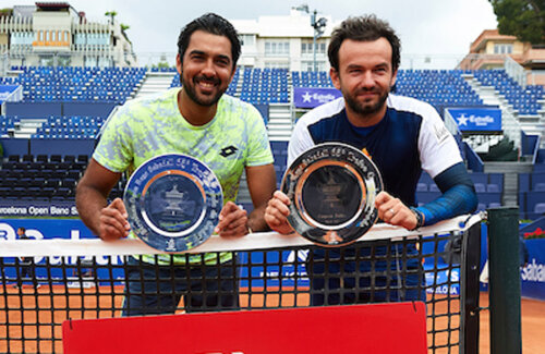 Aisam-Ul-Haq Qureshi și Florin Mergea cu trofeele pentru câștigători