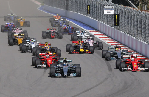 Momentul în care Valtteri Bottas țâșnește la start și îi depășește pe cei doi piloți Ferrari de pe prima linie // FOTO Reuters
