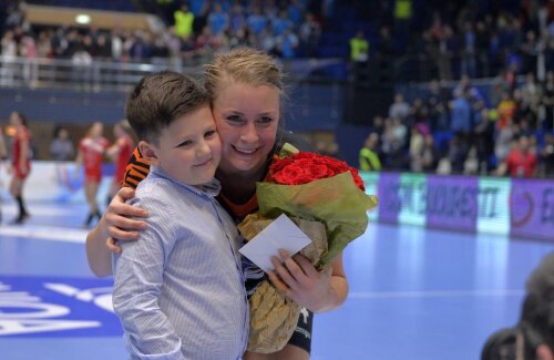 Isabelle Gullden zâmbind alături de un mic fan, care i-a oferit un buchet de flori //FOTO: Cristi Preda