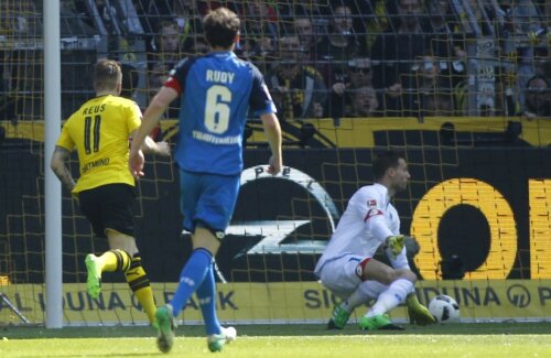 Reus deschide scorul, expediind balonul printre picioarele portarului Baumann