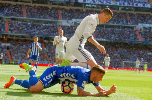 Theo Hernandez, în duel cu Ronaldo // FOTO: Guliver/GettyImages