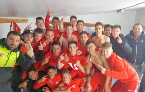 Copiii de la Dinamo U17 bucurându-se