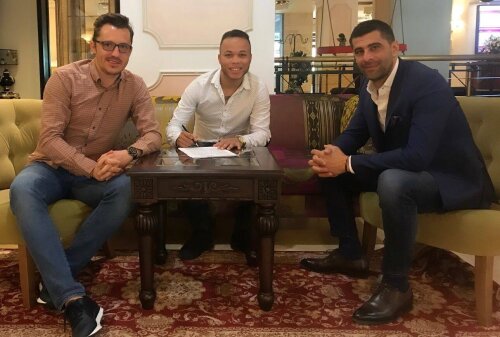 Marquinhos Carioca în momentul în care a semnat contractul alături de președintele Astrei, Dani Coman, și impresarul său, Bogdan Apostu