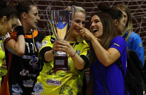 Carmen Martin (dreapta), zâmbind alături de portarul Paula Ungureanu și de trofeul Cupei României // FOTO Marius Ionescu