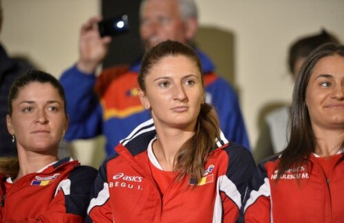 Alexandra Dulgheru, în stânga, pe vremea când evolua în echipa de FED Cup a României // FOTO: RAED KRISHAN