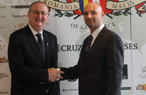 Eduard Doandeș (dreapta) alături de Eugen Lascu, consulul onorific al Maltei în România