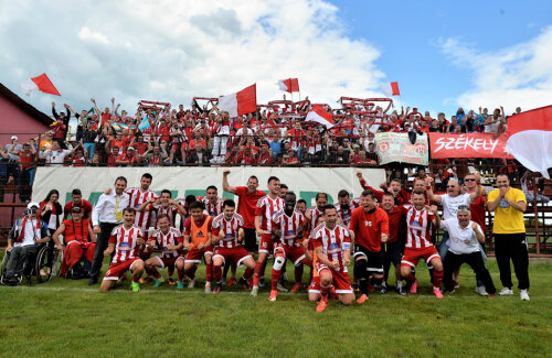 Peste 300 de suporteri veniți de la Sf. Gheorghe au sărbătorit cu jucătorii promovarea în prima Ligă	// Foto Raed Krishan
