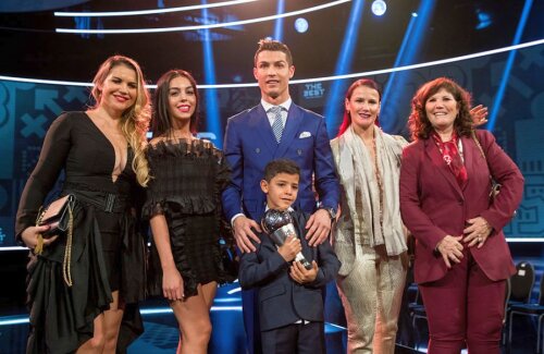 Cristiano alături de Georgina, a doua din stânga, și de familia sa Foto: Guliver / Getty Images