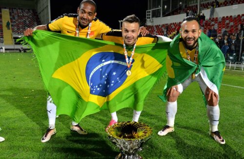 Când au luat titlul cu Astra, acum un an, De Amorim, Boldrin şi Morais s-au fotografiat în faţa trofeului fluturând steagul Braziliei Foto: sportpictures.eu