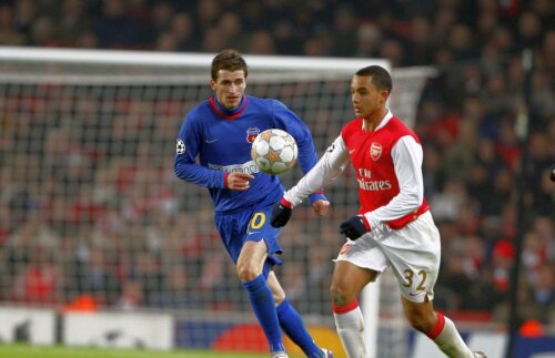 În impresionanta sa carieră, Lovin a avut dueluri cu jucători mari, printre care și englezul Theo Walcott, aici în meciul Arsenal - Steaua 2-1 // FOTO: GAZETA SPORTURILOR