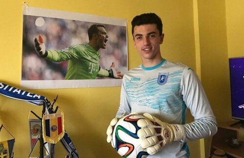 Andrei, acasă, alături de un poster cu idolul său, Neuer