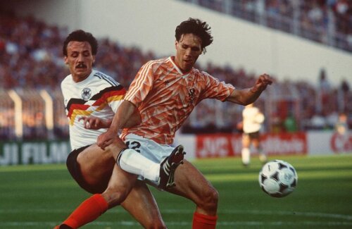 Olandezul Van Basten, într-un duel cu germanul Juergen Kohler, în semifinala Europeanului din 1988. Olanda avea să câștige meciul cu 2-1 și, ulterior, să câștige și trofeul // FOTO: Guliver / Getty Images