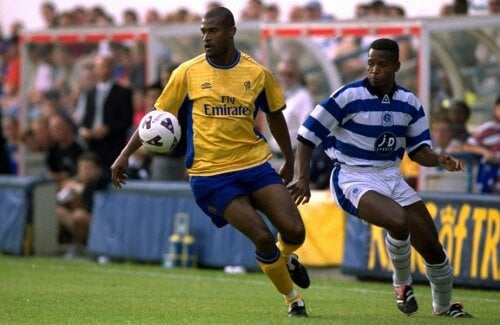 Bogarde, la minge, în tricoul lui Chelsea. Foto: Guliver/GettyImages