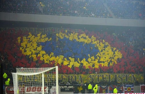 Ultrașii Stelei, pe vremea când făceau spectacol la derby-urile cu Dinamo // FOTO: Alex Nicodim