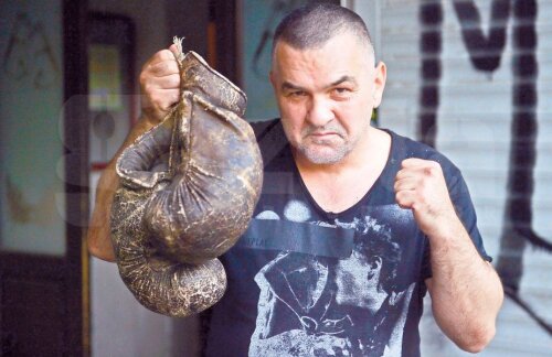 Doroftei a pozat pentru cititorii Gazetei cu cel mai de preţ obiect din pub-ul său din Ploiești: mănușile de box cu ajutorul cărora a devenit cunoscut în întreaga lume FOTO Cristi Preda