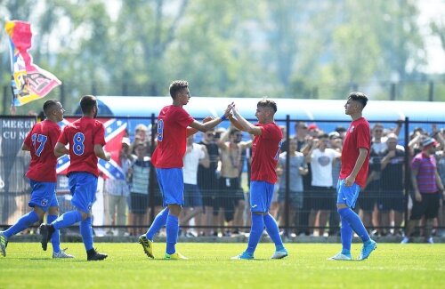 Steaua e marea favorită la promovarea în Liga a treia, echipa lui Lăcătuș având în spate și nucleul dur al suporterilor steliști // FOTO: Raed Krishan