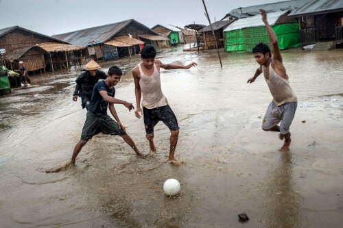 FOTO: Guliver/GettyImages, Copii jucând fotbal într-un sat din Myanmar