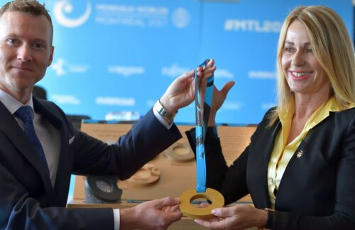Nadia Comăneci și Kyle Shewfelt, campionul olimpic la sol de la Atena 2004, prezentând medaliile mondiale // FOTO Florin Taloș paginiromanesti.ca