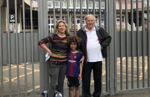 Puștiul s-a consolat cu un tricou și o poză în fața porților închise de pe Camp Nou