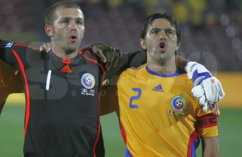 Lobonț și Contra, intonând imnul național înaintea meciului România - Lituania 0-3 de la Cluj, din 2008 // FOTO: RAED KRISHAN