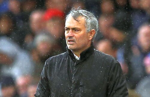 Mourinho și imaginea deznădejdii din înfrângerea cu Huddersfield // FOTO: Reuters