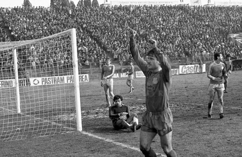 Imagine de colecție cu Hagi jubilând după unul dintre cele 5 goluri marcate de el în '88, în Steaua - Corvinul 11-0, recordul all-time al roș-albaștrilor