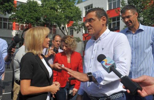 Stănescu (dreapta), alături de Gabriela Firea (stânga) și primarul Sectorului 6, Gabriel Mutu FOTO Facebook