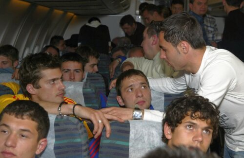 Florin Petre, surprins într-un dialog cu Tamaș în avion, pe vremea când încă mai juca.