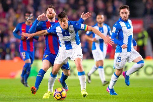 Martin Mantovani în duel cu Lionel Messi / Foto: Guliver/GettyImages