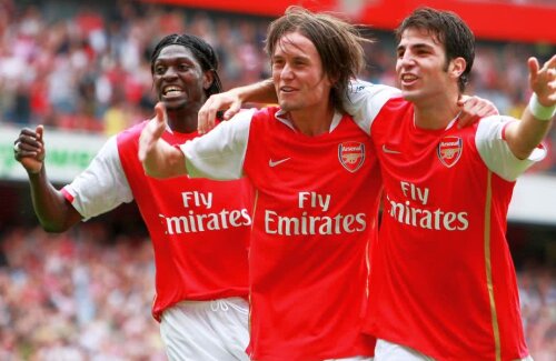 Adebayor (stânga),m celebrând un gol alături de Rosicky și Fabregas // FOTO: Guliver/ Getty Images