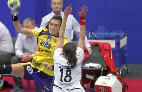 Cristina Neagu, în duel direct cu Iveta Luzumova, în meciul de la Europeanul de anul trecut. România s-a impus atunci cu 30-28 // FOTO: Marius Ionescu