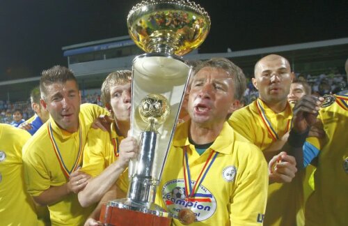 Ziua minunii din Bărăgan: Urizceniul devine campioana ediției 2008-2009, iar antrenorul Dan Petrescu savurează momentul incredibil alături de jucători // FOTO: Gazeta Sporturilor