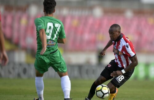 Ronaldo Deaconu, în duel cu May Mahlangu în partida Dinamo - Concordia 2-3 din 27 septembrie // FOTO: RAED KRISHAN