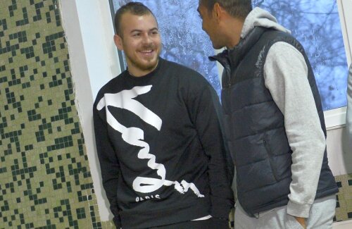 Imagine de la vizita medicală a FCSB-ului din iarna trecută. Denis Alibec se întreținea atunci cu De Amorim, plecat în această iarnă la Kayserispor