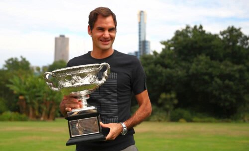Roger Federer cu trofeul Australian Open, foto: Guliver/gettyimages