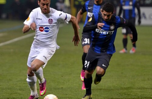 Ivo Pinto, în stânga, într-un duel CFR Cluj - Inter Milano din Europa League