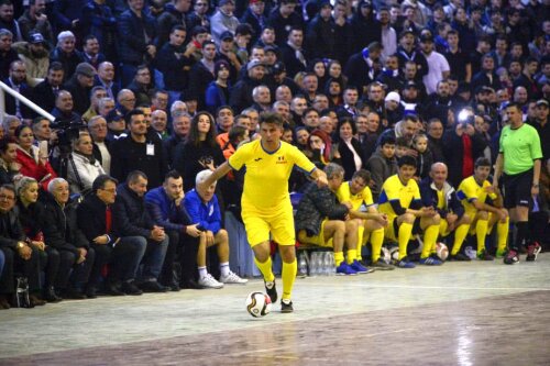 Lupescu a jucat la Hunedoara în echipa Generației de Aur contra 