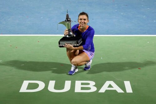 FOTO: Guliver/GettyImages, Simona Halep ridicând trofeul de la Dubai