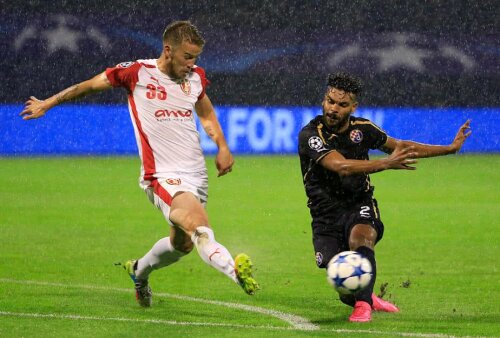 Radas (stânga), Skenderbeu, în duel cu El Soudani, Dinamo Zagreb, în turul secund al calificărilor Ligii, 2015 FOTO: Guliver/GettyImages