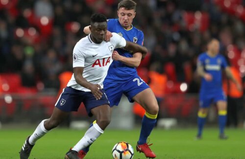 Victor Wanyama (în tricou alb) în duel cu Anthony Hartigan, de la AFC Wimbledon
(foto: Guliver/Getty Images)