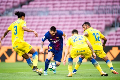 Las Palmas, echipament galben Acerbis, încearcă să îl blocheze pe Lionel Messi