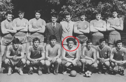 Claudiu Ionescu (rândul de jos, în mijloc) cu echipa Dinamo în anii 80 // FOTO: CS Dinamo