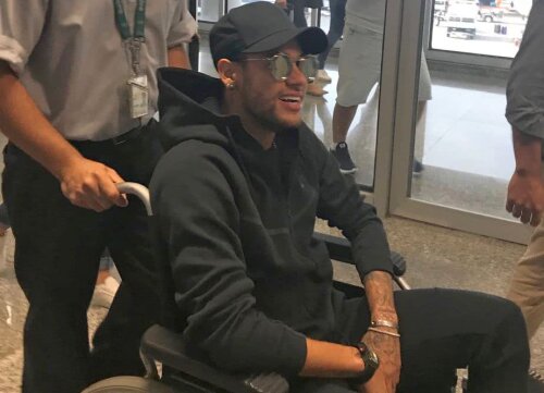 Neymar, joi, după aterizarea pe aeroportul Galeão, din Rio de Janeiro // FOTO AFP