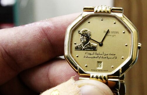 Un ceas de aur în ediție limitată, încrustat cu bustul lui Saddam Hussein, asemănător celui primit de Sandu