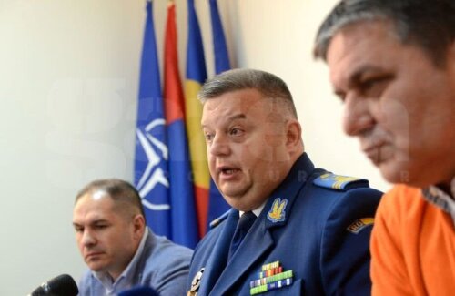 Cristian Petrea, în centru, comandantul CSA Steaua