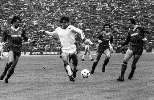 Imagine de colecţie cu Ionel Augustin (în alb) din 1984, returul semifinalei CCE cu Liverpool, 1-2 la București, după 0-1 în Anglia FOTO Arhiva Gazetei Sporturilor