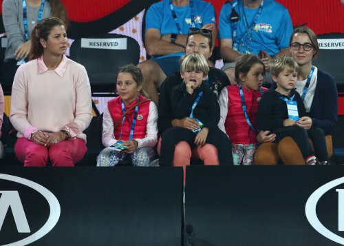 Mirka împreună cu cei 4 copii ai familiei, Myla Rose, Charlene Riva, Lenny și LeoFederer FOTO: Guliver/GettyImages