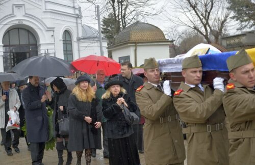 Ileana Voinescu (în negru, cu pălărie), la înmormântarea celui alături de care a trăit peste 60 de ani // FOTO: RAED KRISHAN