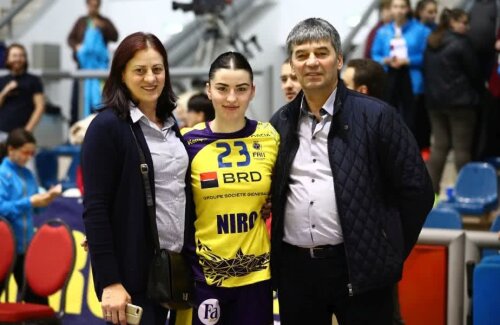 Ana Maria Berbece alături de părinții săi / FOTO: Marius Ionescu